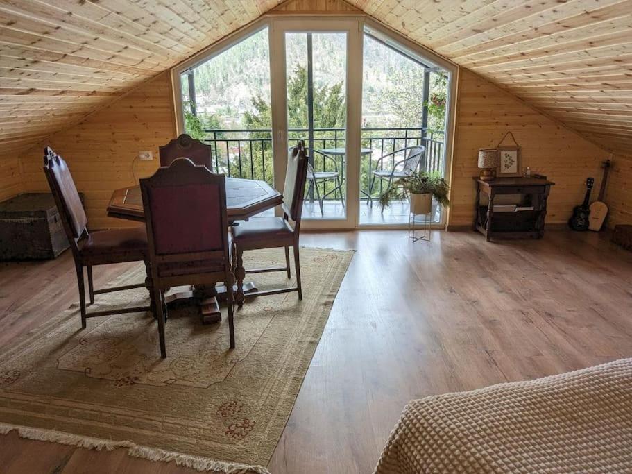 Unforgettable Attic With Balcony In Borjomi Apartment Exterior photo